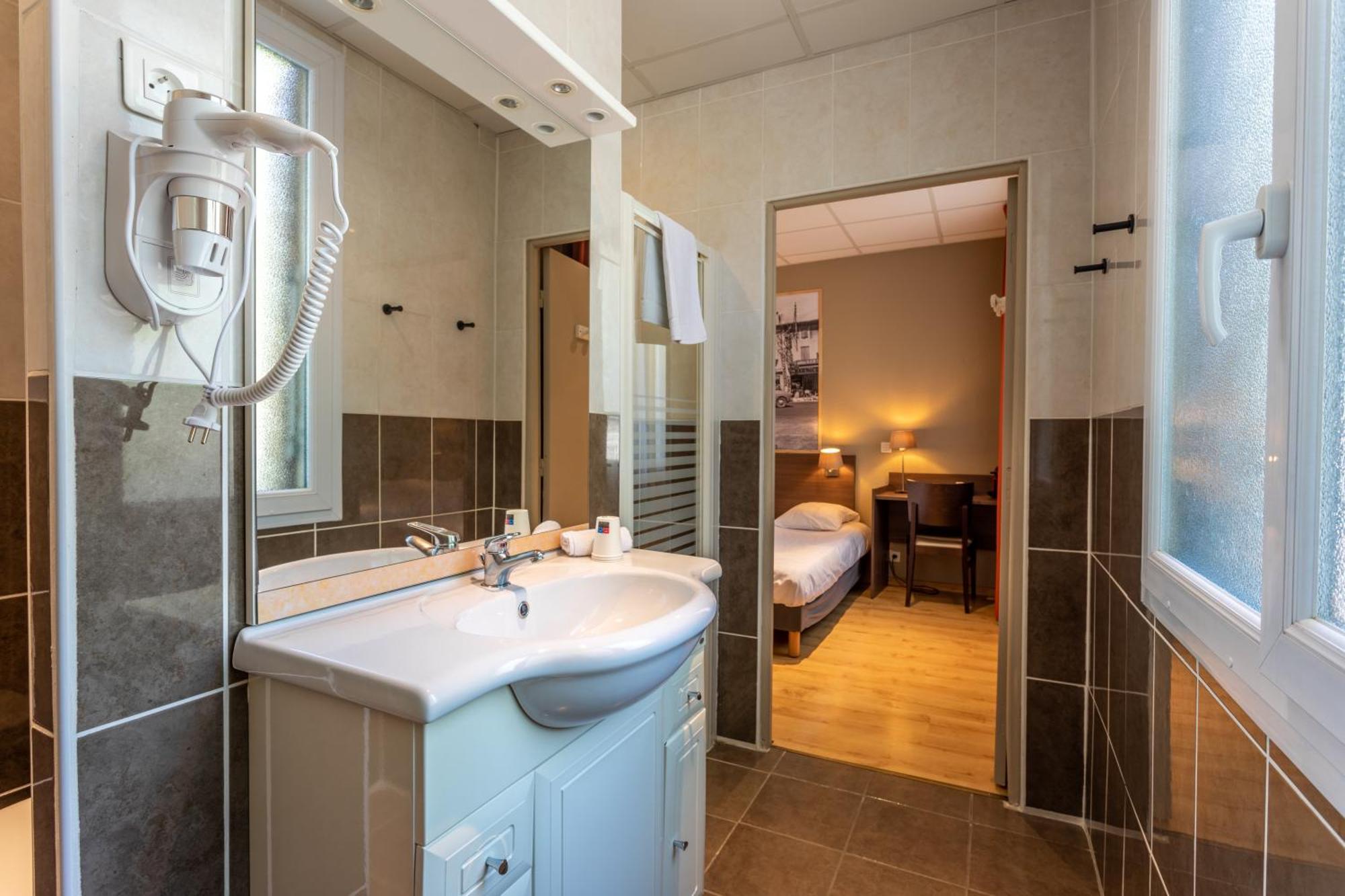 Logis Hotels Et Restaurant La Pause Rn7 La Coucourde Eksteriør billede