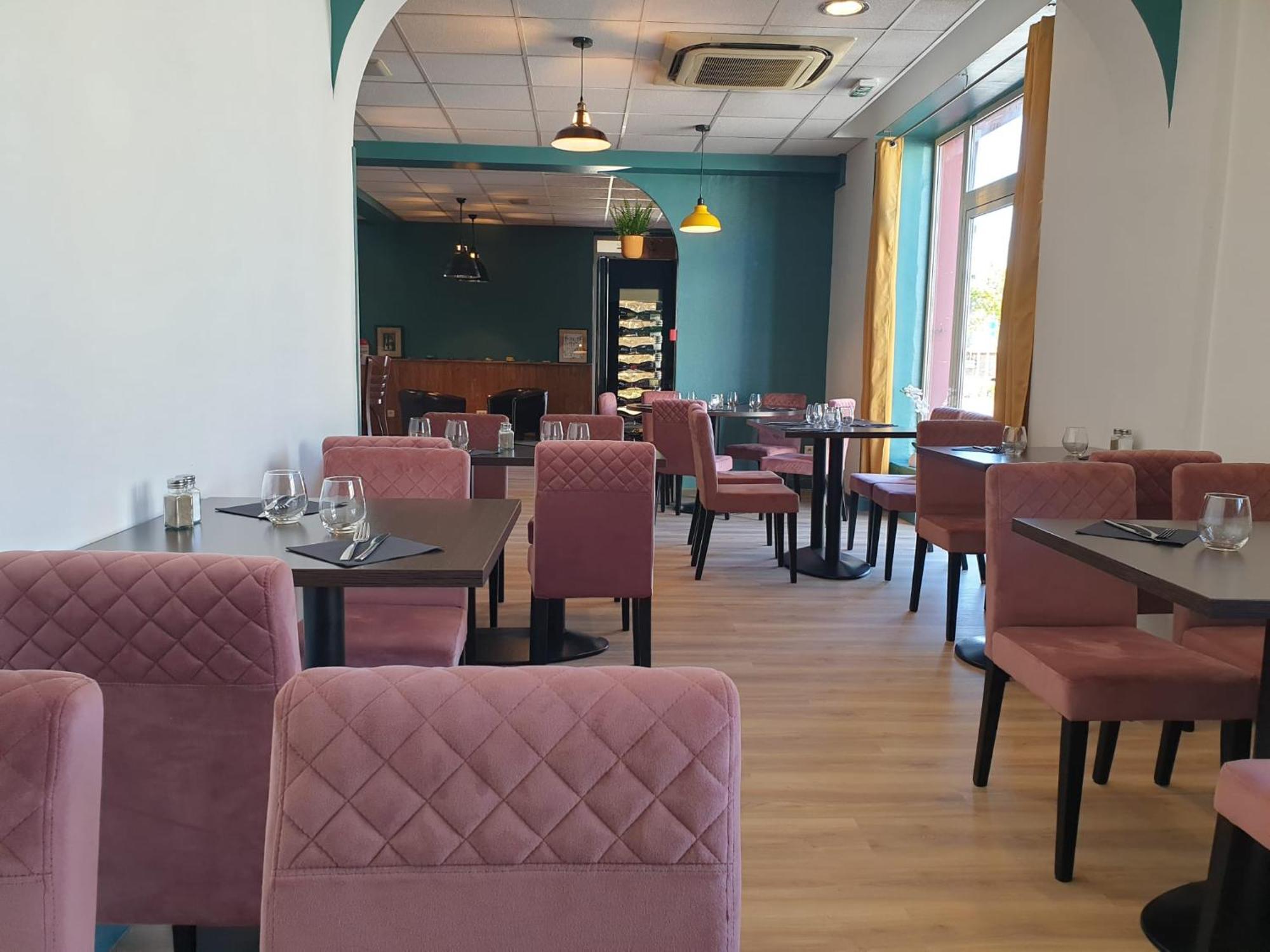 Logis Hotels Et Restaurant La Pause Rn7 La Coucourde Eksteriør billede